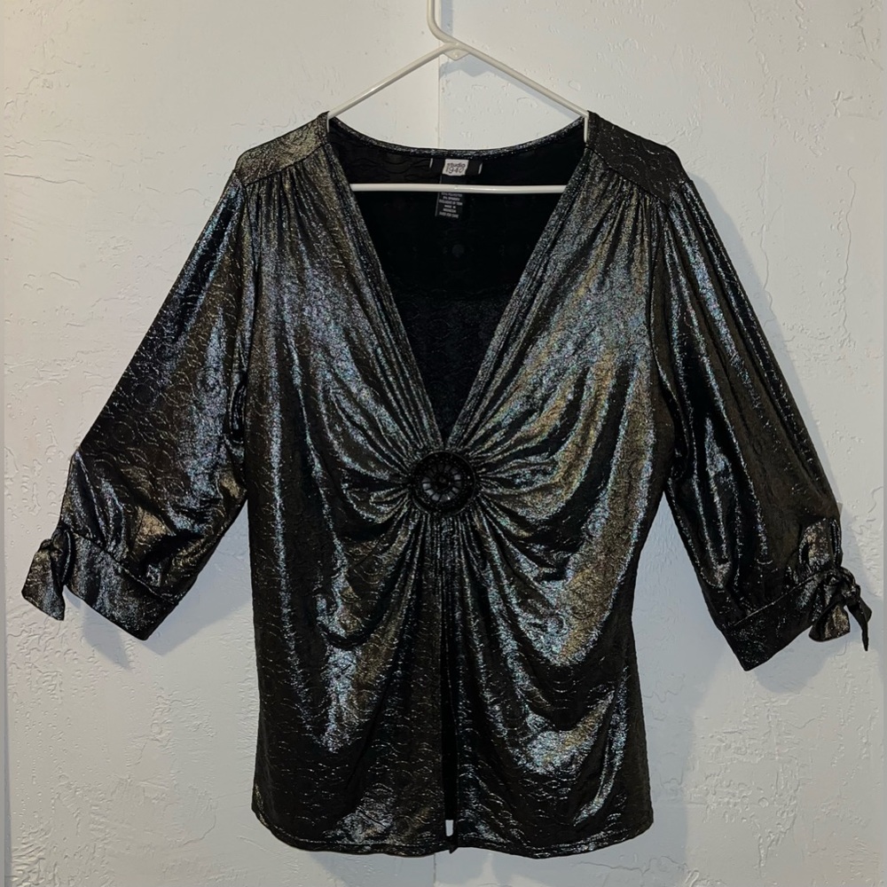 Studio 1940 Silver and Black Metallic V-neck Medallion Puff Sleeve Tunic.